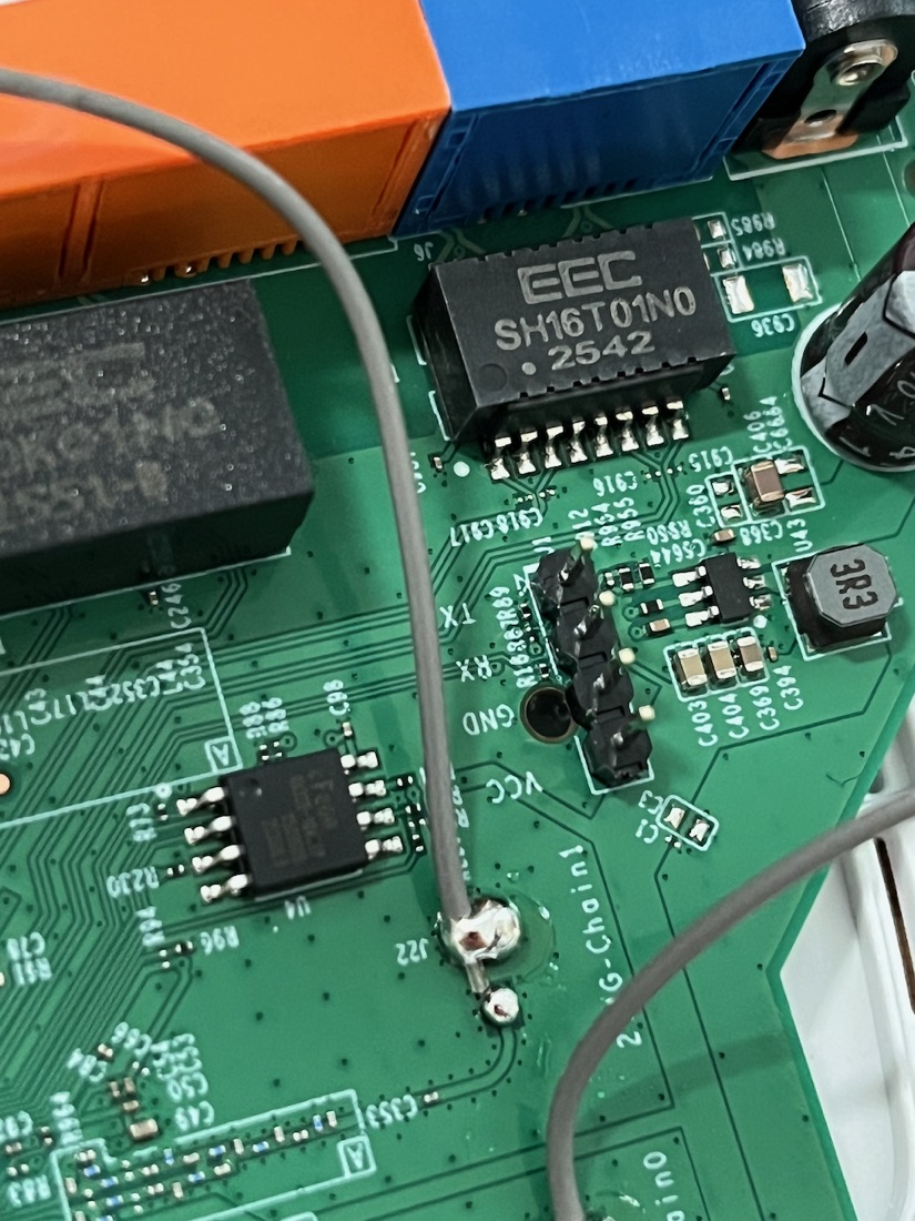 Close-up of the TL-WR841N PCB showing the 4-pin UART header labelled VCC, RX, GND, TX, with the R18 pull-down resistor on the RX line.